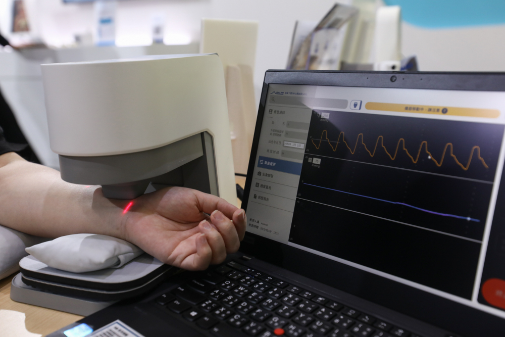 w66旗舰厅耘康脈象檢測系統透過電腦精準控制升降系統，還原中醫師三指把脈過程的舉、按、尋手法，將脈象感受轉化成數據，未來可結合大數據分析，實現智慧醫療及準確性